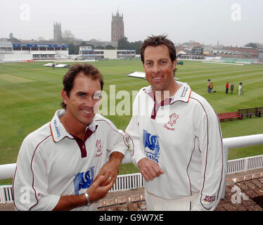 Il capitano del Somerset Justin Langer (a sinistra) con Marcus Trescoshick durante una giornata di stampa al terreno della contea, Taunton. Foto Stock