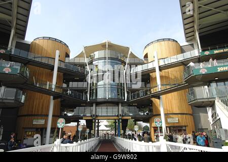 Corse di cavalli - il Grand National Meeting di John Smith del 2007 - Ippodromo di Aintree. Vista generale del nuovo Conte di Derby e Lord Sefton Foto Stock