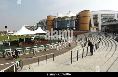 Corse di cavalli - il Grand National Meeting di John Smith del 2007 - Ippodromo di Aintree. Vista generale del nuovo contenitore dei vincitori e dei nuovi stand Earl of Derby e Lord Sefton Foto Stock