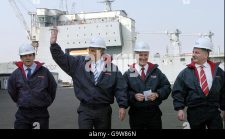 Il primo ministro Tony Blair (seconda a sinistra) e il primo ministro Jack McConnell (estrema destra) durante una visita al cantiere navale Govan di Glasgow. Foto Stock