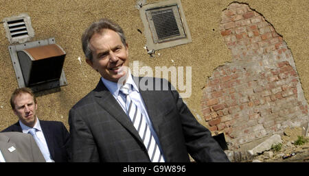 Tony Blair in una passeggiata elettorale accanto al pub Old Govan Arms a Glasgow. Foto Stock