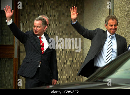 Il primo ministro Tony Blair e il primo ministro scozzese Jack McConnell partono dopo una visita a Jonston, vicino a Glasgow. Foto Stock