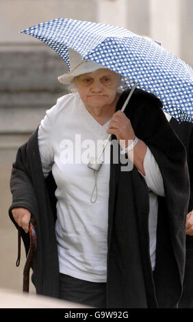 Dorothy Evans arriva al tribunale della corona di Cardiff, dove è condannata per sei violazioni del suo ASBO. Foto Stock