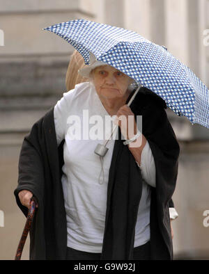 Dorothy Evans arriva al tribunale della corona di Cardiff, dove è condannata per sei violazioni del suo ASBO. Foto Stock