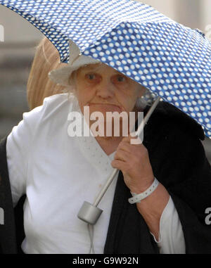 Dorothy Evans arriva al tribunale della corona di Cardiff, dove è condannata per sei violazioni del suo ASBO. Foto Stock