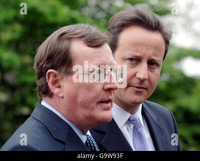 Il leader conservatore David Cameron dà il benvenuto all'ex leader unionista dell'Ulster Lord Trimble al suo partito a Westminster. Foto Stock