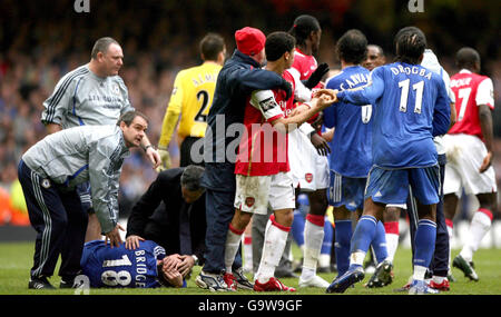 Calcio - Carling Cup - Partita finale - Arsenal / Chelsea - Millennium Stadium, Cardiff, Galles. Wayne Bridge scende tenendo la testa durante la finale della Carling Cup tra l'Arsenal e il Chelsea al Millennium Stadium di Cardiff, Galles. Foto Stock