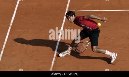 Tennis - Masters Series - primo turno - Monte-Carlo. Roger Federer in azione contro Andreas Seppi durante la Masters Series, primo round match a Monte-Carlo, Monaco. Foto Stock