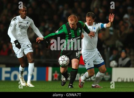 Neil Lennon (centro) di Celtic e Tobias Linderoth (destra) dell'FC Copenhagen combattono per la palla, mentre Atiba Hutchinson dell'FC Copenhagen guarda. Foto Stock