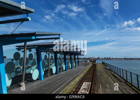 Il Molo deserta Stazione ferroviaria a Seaward Fine durante la chiusura mentre le riparazioni strutturali effettuata Foto Stock