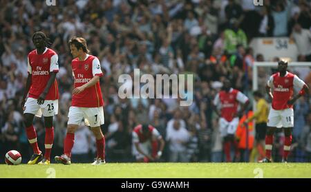 Calcio - fa Barclays Premiership - Tottenham Hotspur v Arsenal - White Hart Lane. I giocatori di Arsenal si levano in piedi abbattuti dopo che Robbie Keane di Tottenham Hotspur apre il segno Foto Stock