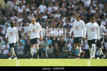 I giocatori di Tottenham Hotspur sono stati espulsi dopo i punteggi di Emmanuel Adebayor di Arsenal il loro secondo obiettivo della partita Foto Stock