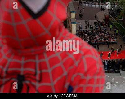 Spiderman guarda il tappeto rosso che arriva al Gala UK Premiere di Spider-Man 3 all'Odeon Cinema di Leicester Square, nel centro di Londra (foto scattata dal tetto del Burger King). Foto Stock