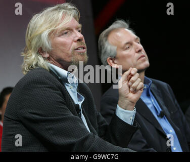 Il boss della Virgin Atlantic Sir Richard Branson (a sinistra) e il Chief Executive Officer della Boeing Jim McNerney parlano ai media durante una conferenza stampa al Museum of Science and Industry di Chicago, USA. Foto Stock