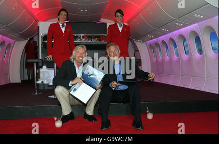 Il boss della Virgin Atlantic Sir Richard Branson (a sinistra) e il Chief Executive Officer della Boeing Jim McNerney parlano ai media durante una conferenza stampa al Museum of Science and Industry di Chicago, USA. Foto Stock