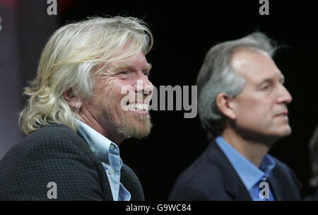 Il boss della Virgin Atlantic Sir Richard Branson (a sinistra) e il Chief Executive Officer della Boeing Jim McNerney parlano ai media durante una conferenza stampa al Museum of Science and Industry di Chicago, USA. Foto Stock