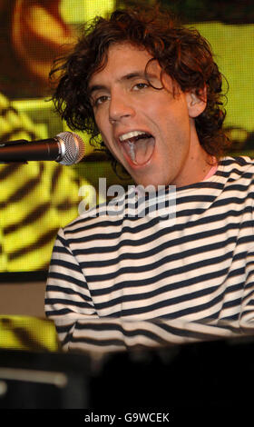 Mika si esibisce durante una sessione di firma alla HMV di Oxford Street, nel centro di Londra. Foto Stock