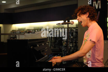 Mika HMV instore gig - Londra Foto Stock