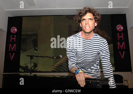 Mika si esibisce durante una sessione di firma alla HMV di Oxford Street, nel centro di Londra. Foto Stock