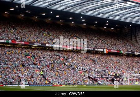 Calcio - Ryan Giggs Testimonial - Manchester United v Celtic. I fan celtici nelle loro masse guardano l'azione Foto Stock