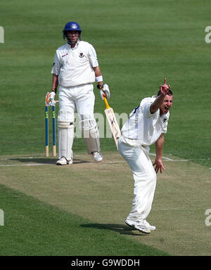 James Anyon del Warwickshire fa appello con successo per un lbw contro il Sussex's Christopher Nash per 0 durante la partita della Liverpool Victoria County Championship Division One al County Ground, Edgbaston, Birmingham. Foto Stock