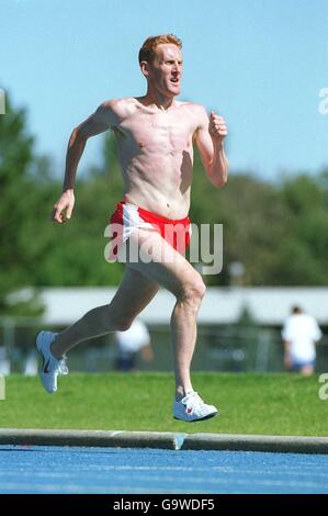 John Mayock della Gran Bretagna in volo completo mentre si allena per il suo evento di 1500 metri al Fowler Athletic Park di St Albert, prima dell'inizio del Tormorrows World Track and Field Champs tenuto a Edmonton, Canada Foto Stock