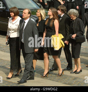 (Da sinistra a destra) madre Julia Hawker, padre Bill Hawker, sorelle Lisa e Louise, e il fidanzato Ryan Garside al servizio funebre di Lindsay Ann Hawker alla Cattedrale di Coventry. Foto Stock