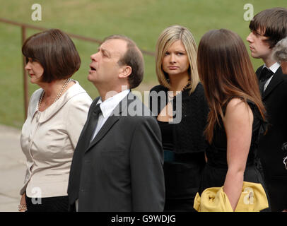 (Da sinistra a destra) la madre Julia Hawker, il padre Bill Hawker e le sorelle Lisa e Loiuse Hawker, e il ragazzo Ryan Garside al servizio funebre di Lindsay Ann Hawker alla Cattedrale di Coventry. Foto Stock