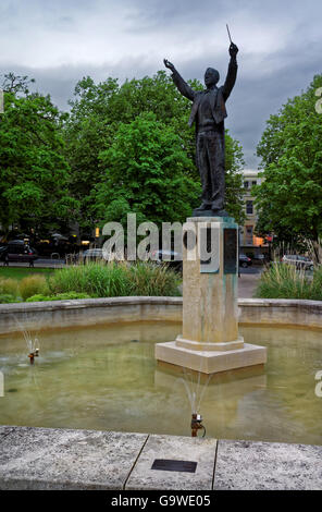 UK,,Gloucestershire Cheltenham,Gustav Holst statua e fontana commemorativa Foto Stock