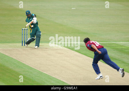 Il Bilal Shafayat di Nottinghamshire colpisce il bowling del Northamptonshire's. Johannes van der Wath Foto Stock