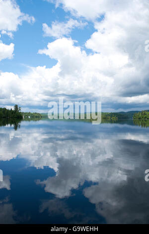 Riflessi di nuvole sul Lac des Iles Foto Stock