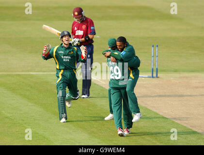 Il Bilal Shafayat di Nottinghamshire festeggia con i compagni di squadra David Hussey e il wicketkeeper Chris Read After clean bowling Johannes van der Wath del Northamptonshire per 20 Foto Stock