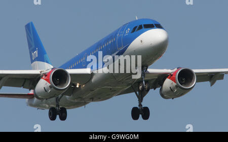 Un BMI (British Midland) Airbus 319 registrazione G-DBCJ arriva all'aeroporto di Heathrow. Foto Stock