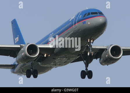 Stock di velivoli. Un BMI (British Midland) Airbus A320-200 regostation G-MIDZ arriva all'aeroporto di Heathrow. Foto Stock