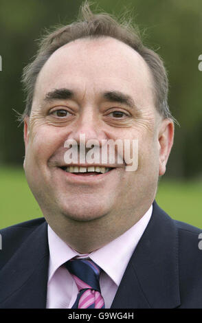 Il leader della SNP Alex Salmond arriva ad Aberdeen dopo un giorno di campagna in tutta la Scozia. Foto Stock