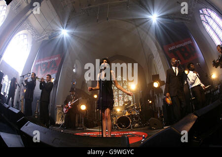 Amy Winehouse si esibisce durante un esclusivo concerto di Vodafone TBA al Circomedia di Bristol. Foto Stock