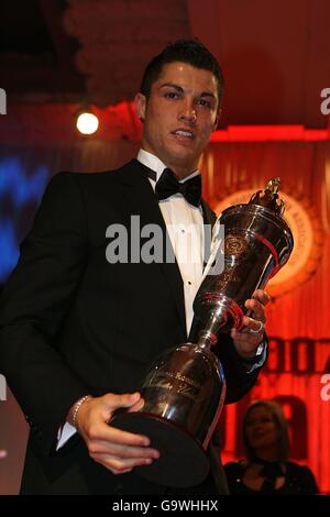 Calcio - PFA Player of the Year Awards 2007 - Grosvenor House Hotel. Cristiano Ronaldo del Manchester United riceve il premio PFA Player of the Year Foto Stock