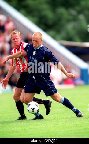 Shayne Bradley di Mansfield Town (r) tiene fuori il Jody Craddock di Sunderland (l) Foto Stock