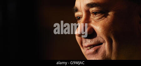 Il leader della SNP Alex Salmond durante una visita elettorale a Cullen Building Products, Glenrothes, Fife. Foto Stock