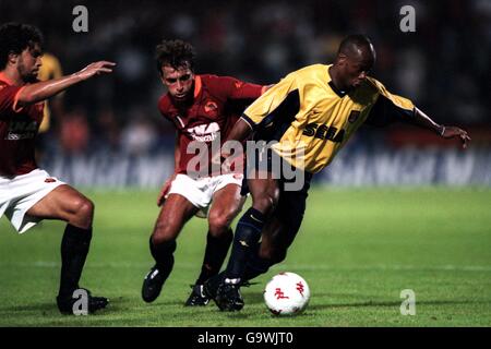 Calcio - amichevole - COME Roma / Arsenal. Sylvain Wiltord dell'Arsenal affronta la difesa dei ROM Foto Stock