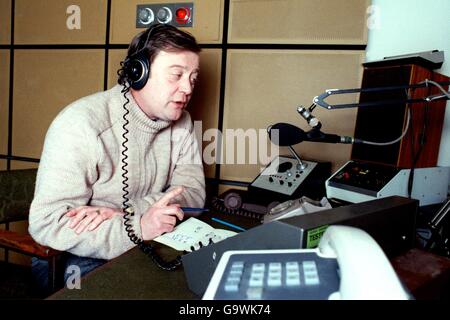 Politica - Ken Clarke. Rushcliffe il MP Kenneth Clarke fa un punto valido ad un ascoltatore su radio Nottingham Foto Stock