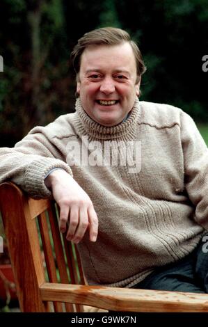 Politica - Ken Clarke. Rushcliffe MP Kenneth Clarke si rilassa su una panca nel suo giardino Foto Stock