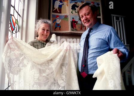 Politica - Ken Clarke. Rushcliffe il MP Kenneth Clarke e sua moglie Gillian mostrano un po' di merletto Foto Stock