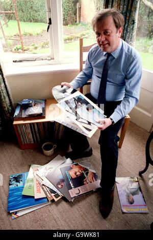 Politica - Ken Clarke. Rushcliffe MP Kenneth Clarke con la sua collezione di dischi jazz Foto Stock