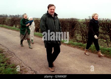 Rushcliffe MP Kenneth Clarke va per una passeggiata a Ruddington Con sua moglie Gillian Foto Stock