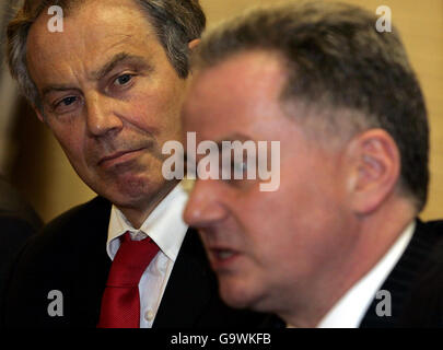 Il primo Ministro Tony Blair con il leader laburista scozzese Jack McConnell al Fernhill Pavillion per un incontro sul comportamento antisociale durante la campagna elettorale scozzese. Foto Stock