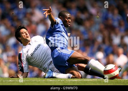 Calcio - fa Barclays Premiership - Chelsea v Bolton Wanderers - Stamford Bridge. Shaun Wright-Phillips di Chelsea e Idan Tal di Bolton Wanderers (a sinistra) lottano per la palla Foto Stock