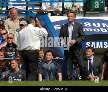 Il manager del Chelsea Jose Mourinho dà ordini al suo fianco da La linea di contatto come Bolton Wanderers manager Sam Allardyce guarda via (sinistra) Foto Stock