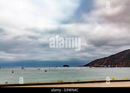Barche a vela, beach e piloni a Avila Beach California lungo la costa centrale Foto Stock