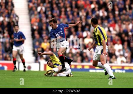 Calcio - UEFA Champions League - terzo turno di qualificazione prima tappa - Rangers / Fenerbahce. Fernando Ricksen di Rangers affronta Milan Rapaic di Fenerbahce mentre lui è sul pavimento come Zoran Merkovic di Fenerbahce guarda su Foto Stock